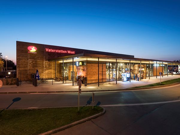Beleuchtete Raststaette Vaterstetten-West bei Nacht
