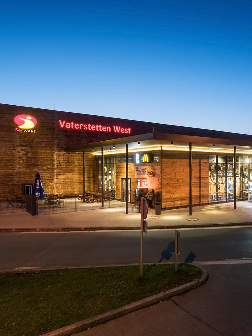 Beleuchtete Raststaette Vaterstetten-West bei Nacht