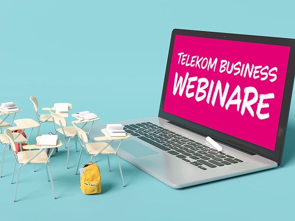 Laptop mit Schriftzug „Telekom Business Webinare“ und Miniatur-Stühlen – symbolisiert digitale Wissensvermittlung