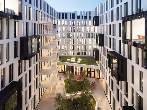 moderner begruenter Innenhof der Duessedorfer Zentrale der Handelsblatt Media Group
