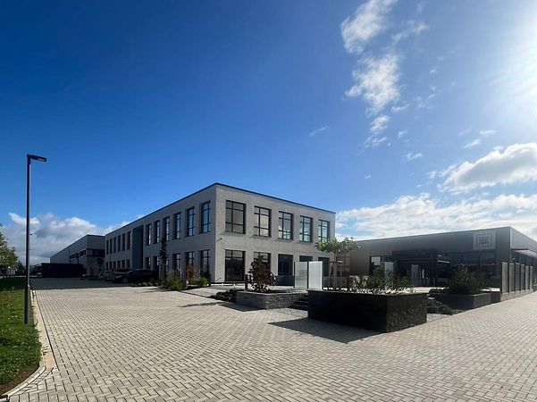 Filiale mit Parkplatz vcn Fliesen-Zentrum Deutschland GmbH unter blauem Himmel