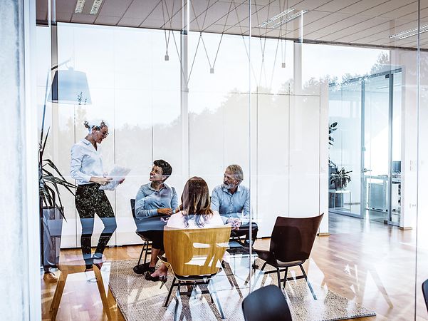 Kollegen besprechen sich im Meeting zu Public Key Infrastructure