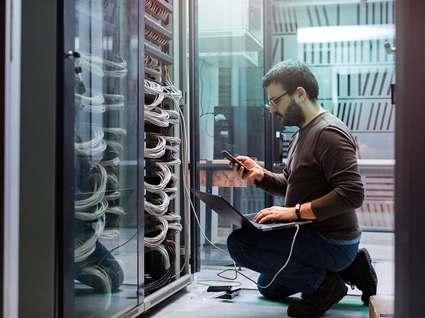 IT-Techniker im Rechenzentrum bei der Serverwartung für Managed Hosting