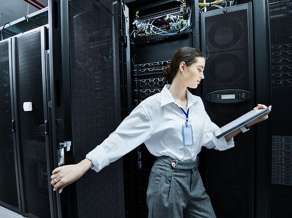 Frau im Rechenzentrum bei der Arbeit im Bereich AI-Ready Infrastructure Consulting