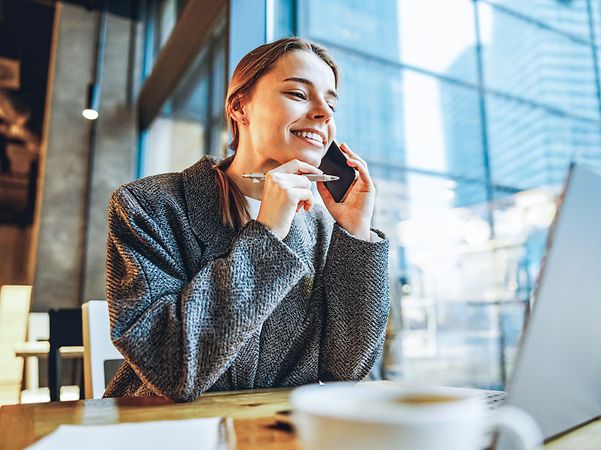 Eine Frau ist am telefonieren.