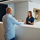 Arzthelferin kann sich dank Swyx X störungsfrei um einen Patienten kümmern.
