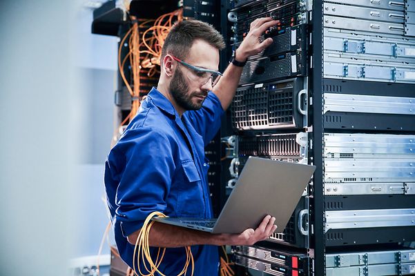 Mitarbeiter nutzt Voice AI Notes mit maximaler Sicherheit durch die Telekom Infrastruktur.