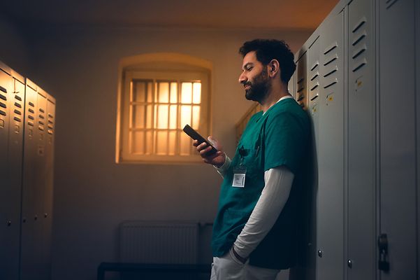 Pfleger dokumentiert seine Arbeit in der Mitarbeiter-App