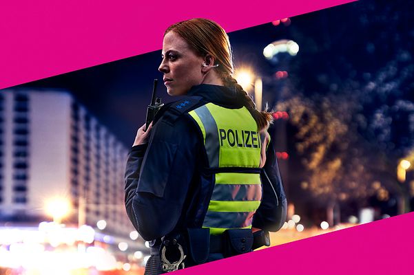 Polizistin im Einsatz auf magentafarbenen Hintergrund. 