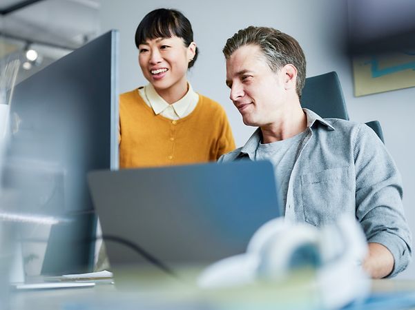Zwei Personen unterhalten sich am Computer
